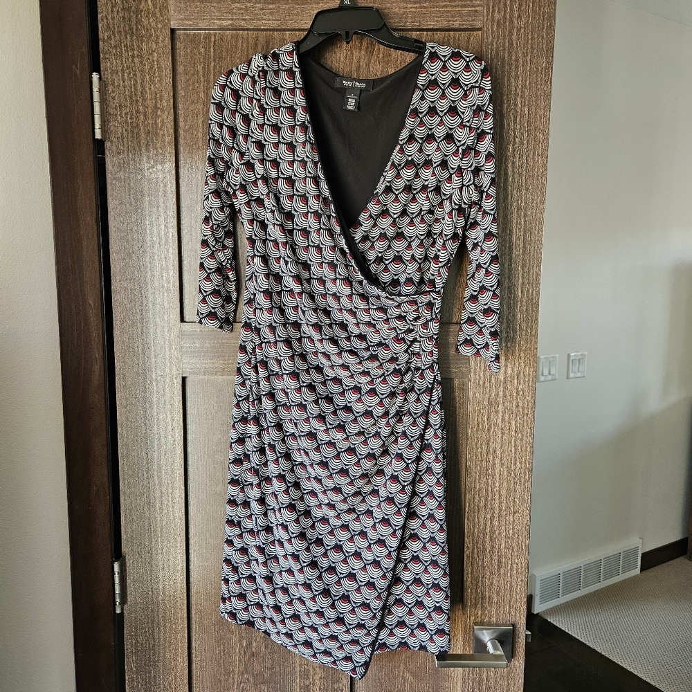 White House Black Market WBHM Faux Wrap Dress Geometric Design Size 6 - Picture 2 of 13